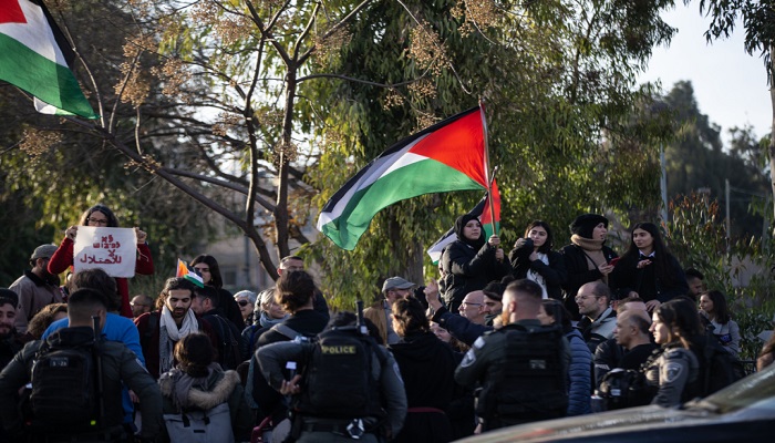 المبادرة الوطنية: الفلسطينيون لن يسمحوا بمحاولات تمرير قانون عنصري لمنع رفع علم فلسطين

