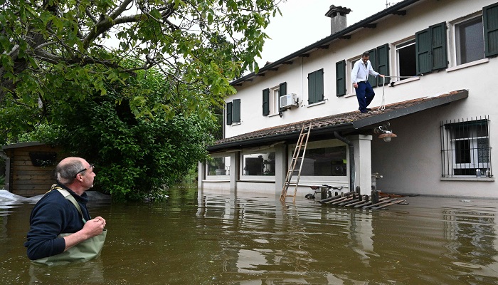 الفيضانات تجبر 36