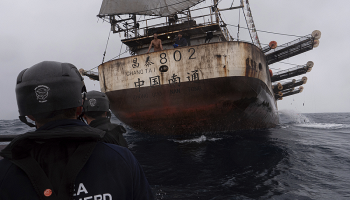 وفيات ومفقودون إثر غرق سفينة صينية في المحيط الهندي

