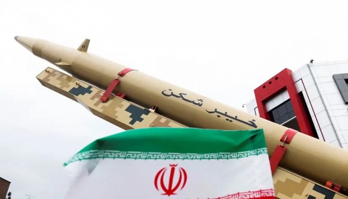 يبلغ مداه ألفي كيلومتر: إيران تكشف عن صاروخ باليستي جديد باسم 