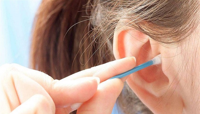 أطباء يوضحون الأخطاء في كيفية تنظيف الأذنين
