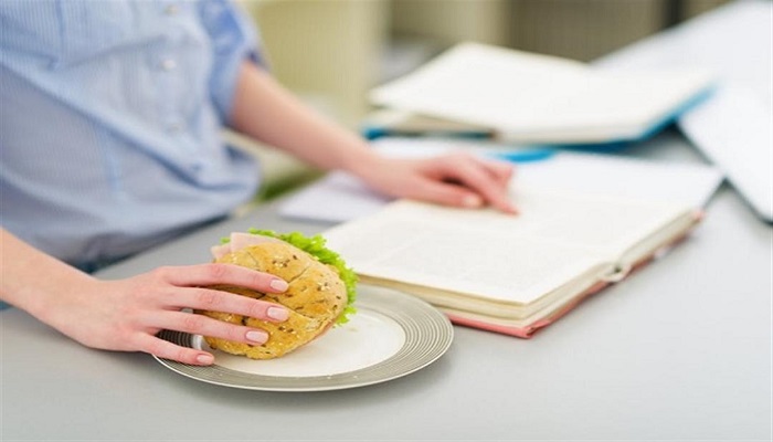 4 أطعمة ينصح بالابتعاد عنها أثناء الامتحانات

