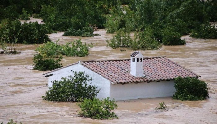 مصرع 55 شخصا جراء الفيضانات