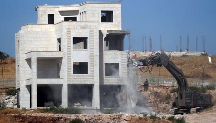 الاحتلال يهدم بناية مكونة من 16 شقة سكنية في عناتا شمال شرق القدس
