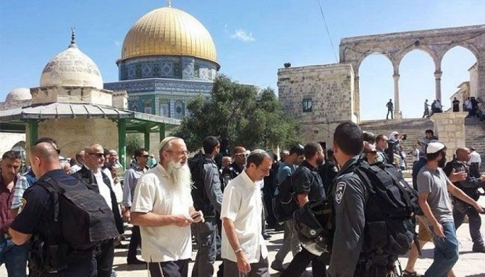 عشرات المستوطنين يقتحمون المسجد 