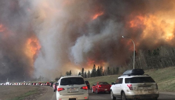 إعلان حالة الطوارئ وإجلاء 25 ألفا من سكان ألبرتا الكندية جراء حرائق غابات

