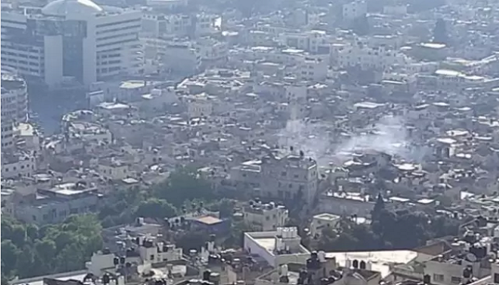 قوات الاحتلال تحاصر منزلاً في حي الياسمينة بنابلس وسط اشتباكات مُسلحة عنيفة
