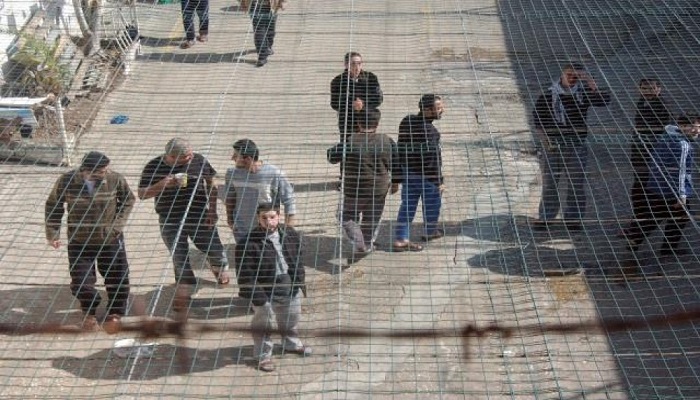 أسرى الجهاد الإسلامي في سجن النقب يعتصمون في ساحة السجن بعد عزل ثلاثة أسرى
