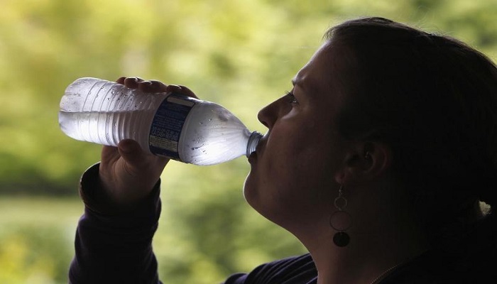 هل النظرية الداعية لشرب لترين من الماء يوميا صحيحة؟
