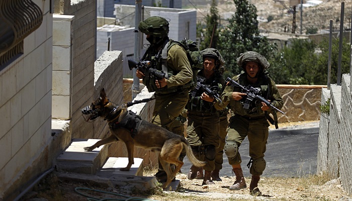 قوات الاحتلال تداهم عددا من منازل المواطنين شرق بيت لحم
