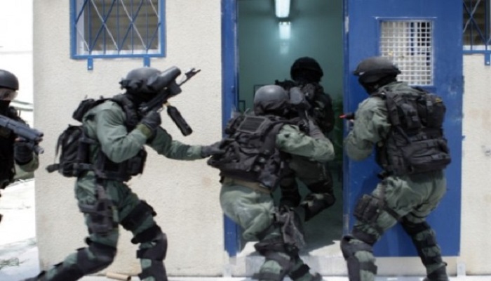 قوات القمع الصهيونية تقتحم سجن نفحة وتقتاد أسير لجهة مجهولة
