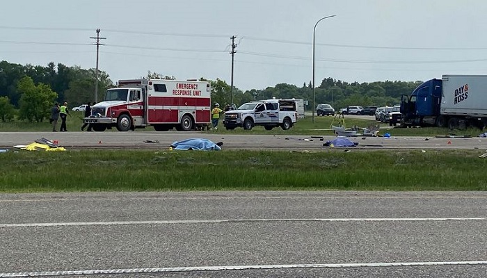 15 قتيلاً بتصادم شاحنة وحافلة مُسنين في كندا
