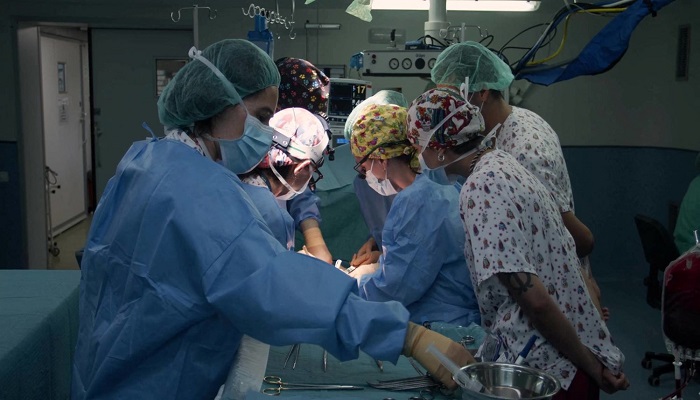 أطباء فرنسيون ينجحون في إجراء جراحة في الدماغ لجنين ببطن أمه