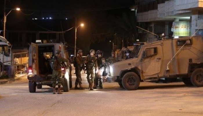 قوات الاحتلال تقتحم نابلس وتداهم منزل منفذي عملية 
