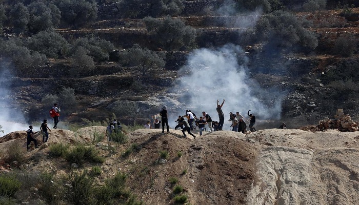 إصابات بالاختناق خلال مواجهات مع الاحتلال في جبل صبيح جنوب نابلس
