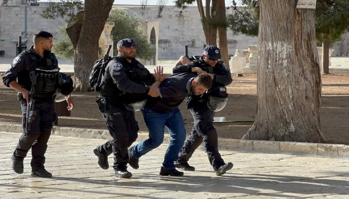 الاحتلال يعتقل شابا من الأقصى ويحتجز آخرين في أنحاء متفرقة من القدس
