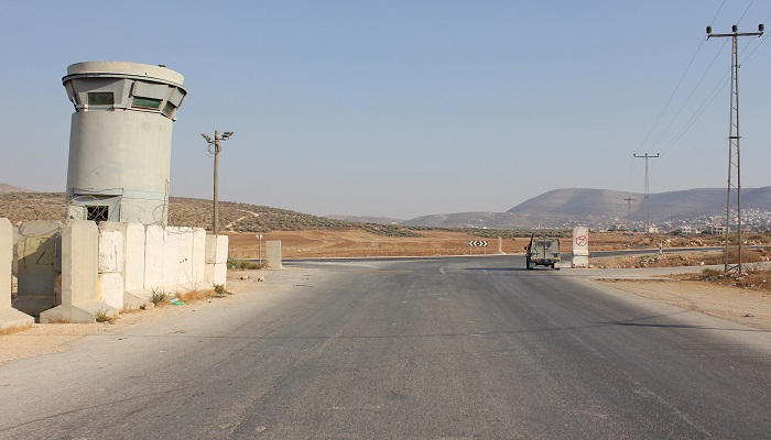 الاحتلال يغلق حاجز بيت فوريك ويقتحم المنطقة الشرقية من نابلس
