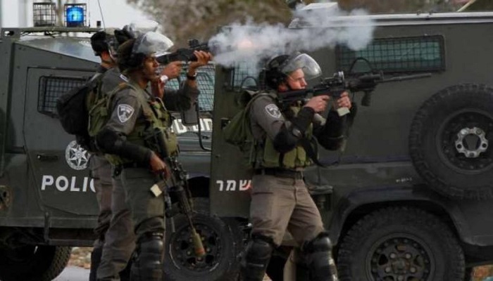 قوات الاحتلال تُطلق الرصاص بشكل مباشر على منزل شمال الخليل
