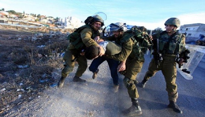 الاحتلال يعتدي بالضرب على سيدة ويعتقل أربعة مواطنين من أريحا
