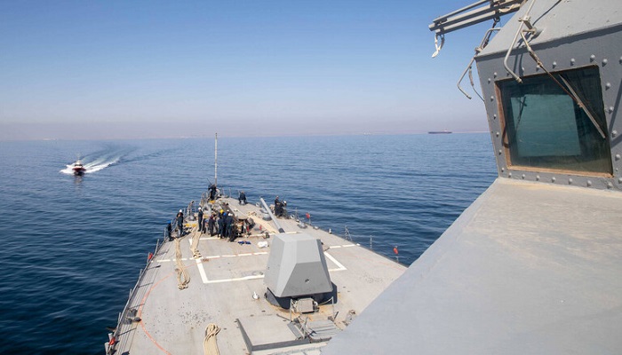 البحرية الأمريكية تعلن تعرض سفينة تجارية لمضايقات من زوارق إيرانية
