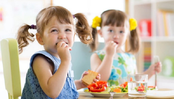 أهمية تضمين غذاء الأطفال بالبروتين والخضروات في الصيف
