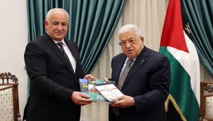 الرئيس عباس يتسلم التقرير السنوي لوزارة الداخلية للعام 2022
