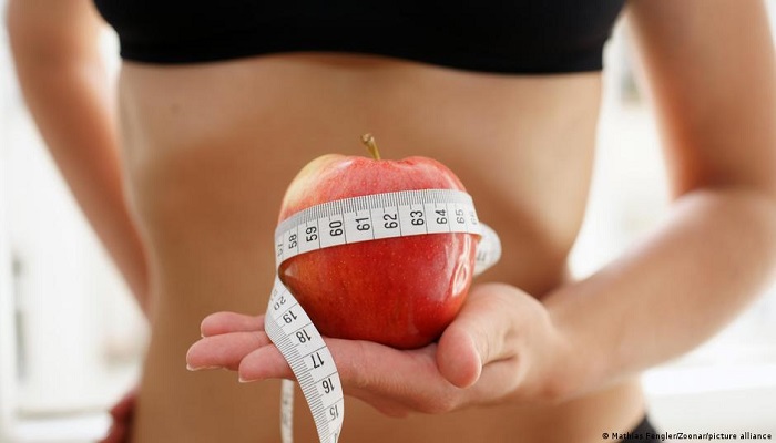 طريقة لخفض الوزن دون ممارسة التمارين أو الحرمان من الطعام
