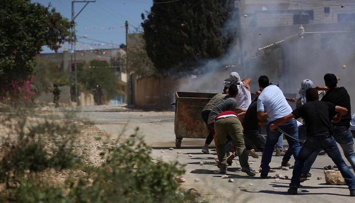 اندلاع مواجهات بين شبان وقوات الاحتلال في بلدة عزون

