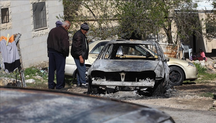 مستوطنون يحرقون 4 مركبات ويخطّون شعارات عنصرية في قرية أبو غوش
