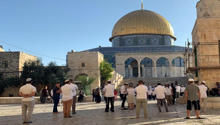 مستوطنون يؤدون طقوسا تلمودية بالأقصى
