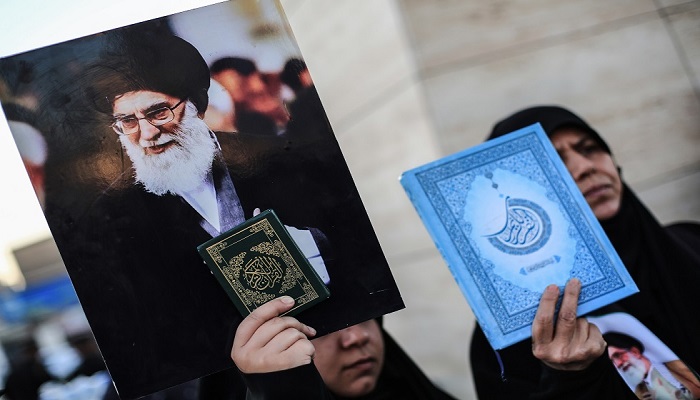 إيران تستدعي السفير السويدي وتبلغه بإدانتها لتدنيس القرآن
