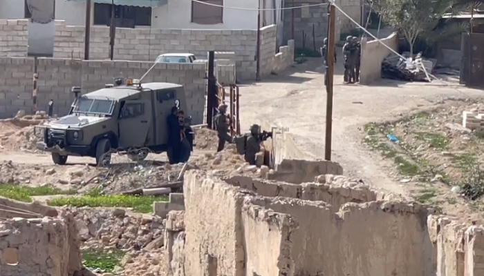 قوات الاحتلال تقتحم مخيم عقبة جبر وتحاصر منزلاً 