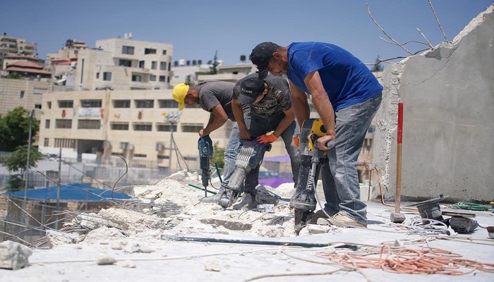 الاحتلال يجبر مواطناً على هدم منزله في بيت حنينا بالقدس
