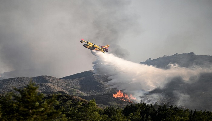مصرع ثلاثة أشخاص جراء حرائق الغابات في اليونان
