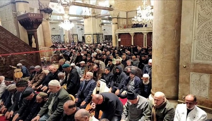 آلاف المواطنين يؤدون صلاة الفجر العظيم في المسجد الأقصى المبارك
