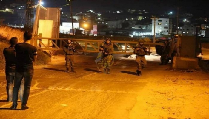 الاحتلال يغلق شارع 90 شمال أريحا ويحتجز مواطنين