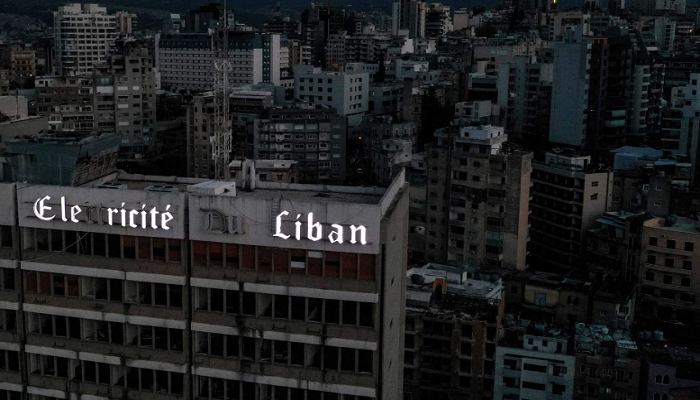 لبنان يعيش من دون كهرباء بعد إغلاق محطة الطاقة الحرارية بسبب تراكم الديون
