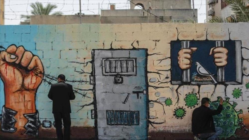 الأسرى ينتصرون على السجان ويعلقون الإضراب عن الطعام
