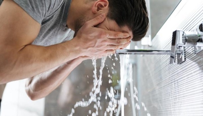 6 أخطاء يُحذّر أطباء الجلد من ارتكابها عند غسل الوجه
