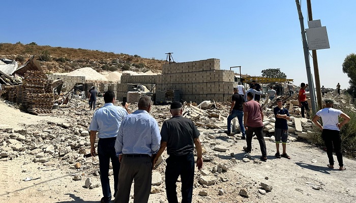 الاحتلال يهدم منزلا ومصنع طوب وجدرانا استنادية في بدو شمال غرب القدس
