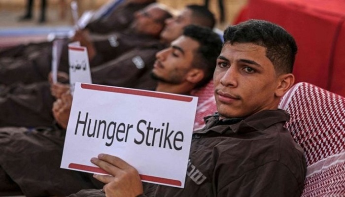 7 معتقلين يواصلون إضرابهم المفتوح عن الطعام