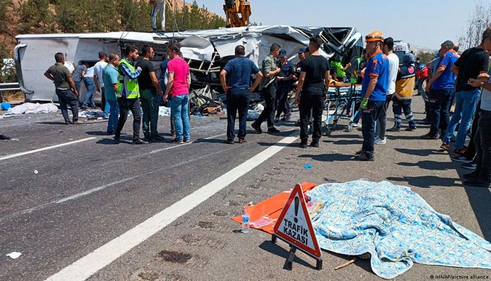 مصرع 12 شخصا وإصابة 19 آخرين في حادث سير وسط تركيا
