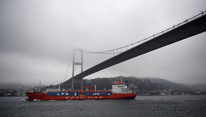 تركيا تغلق مضيق الدردنيل أمام حركة الملاحة البحرية بسبب حرائق الغابات
