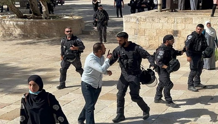 قوات الاحتلال تعتدي على المصلين في المسجد الاقصى