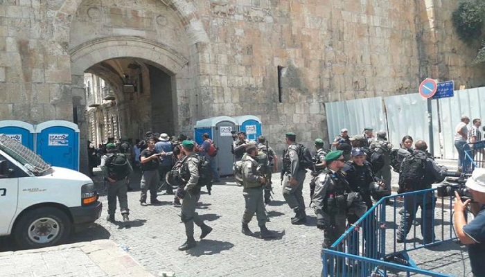 إصابة مواطن خلال اعتداء الاحتلال على المصلين عند باب الأسباط بالقدس
