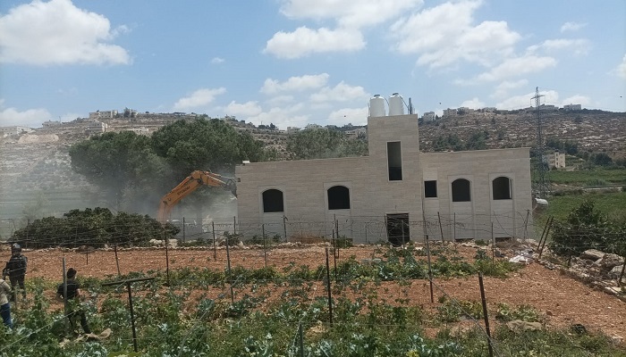 الاحتلال يهدم منزلا شرق الخليل
