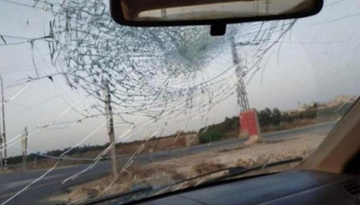مستوطنون يهاجمون بالحجارة مركبات المواطنين شمال غرب نابلس
