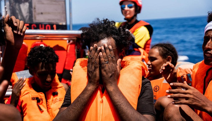 مصرع 11 شخصا وفقدان العشرات إثر غرق زورق مهاجرين قبالة سواحل تونس
