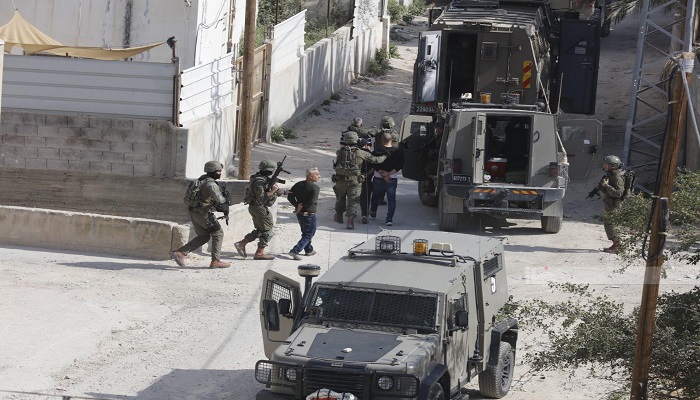 أريحا: قوة إسرائيلية خاصة تختطف ثلاثة شبان من مخيم عقبة جبر