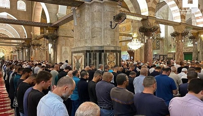 آلاف المواطنين يؤدون صلاة الفجر في المسجد الأقصى المبارك